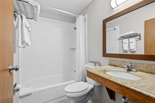 Days Inn by Wyndham Brunswick Bath Area - 1