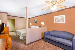 Days Inn by Wyndham Bishop - 4