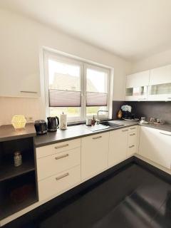 Luxuriöse Ferienvilla mit Garten, Gaming Zone & Netflix - 2