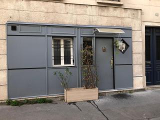 GuestHouse Familial de 42m2-jusqu'à 4 personnes-Rez de Chaussée-Vues sur Rue et Patio Privé Ombragé - Séjour,Chambre séparée,Cuisine,Salle de Bain,Lit double et 2 canapés lits dépliants-Entrée côté Rue Berzélius-300 m du Métro Brochant lig13- bus 31,54,74 - 5