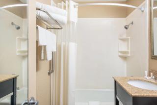 Howard Johnson by Wyndham Historic Lake Charles - 1