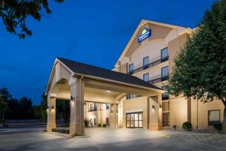 Days Inn & Suites by Wyndham Cedar Rapids - 9