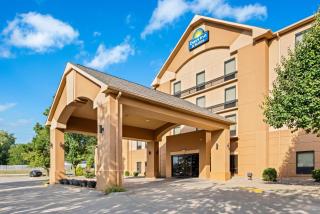 Days Inn & Suites by Wyndham Cedar Rapids - 8