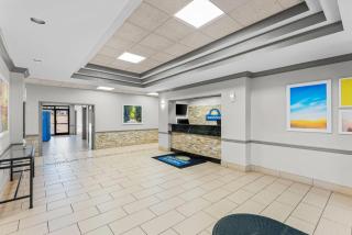 Days Inn & Suites by Wyndham Cedar Rapids - 6