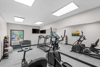 Days Inn & Suites by Wyndham Cedar Rapids - 1