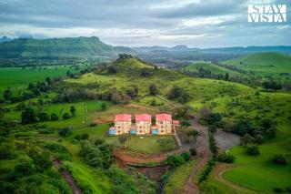 StayVista at Mount Bliss with Mountain Views, AC, WiFi - 5