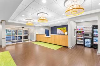 Spark by Hilton Dothan - 7