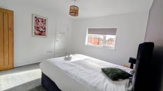 Home in Warwickshire Four bedroom with FREE parking - 6