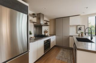 Bright and Spacious 2BR Suite in Central Vancouver - 3