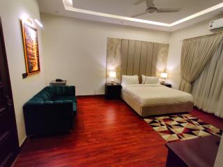 Farmhouse in F-10 ISB Perfect for Families Groups - 9