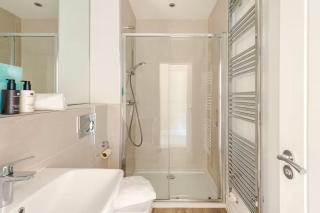 Spacious 4-BR House in Oxfordshire with Free Parking and Wi-Fi - 9