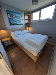 226, Two bed newly refurbished detached chalet on Sund0wner Holiday Park - Sleeps 4, pet friendly - bed linen, towels plus electricity all included - 6