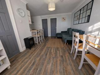 88, Belle Aire, Hemsby - Two bed chalet, sleeps 5, bed linen and towels included - pet friendly - 7