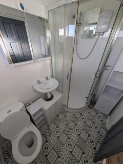 88, Belle Aire, Hemsby - Two bed chalet, sleeps 5, bed linen and towels included - pet friendly - 9