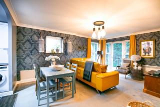 Perfect Booking Central, Stylish and Comfortable - 1