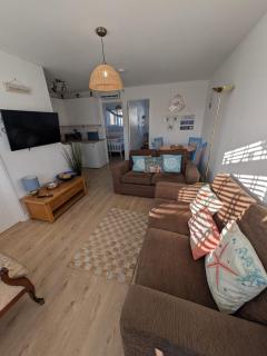 288 Belle Aire, Hemsby - Beautifully presented two bed chalet with veranda, sleeps 5, pet friendly, free Wi-Fi, bed linen and towels included and onsite entertainment available - 6