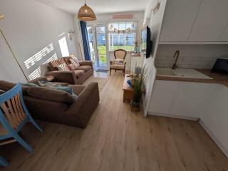288 Belle Aire, Hemsby - Beautifully presented two bed chalet with veranda, sleeps 5, pet friendly, free Wi-Fi, bed linen and towels included and onsite entertainment available - 9