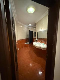 Warm, cosy, prime location, friendly, spacious, - 6