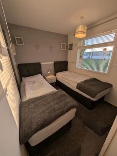 179, Two bed chalet on Sund0wner Holiday Park - Sleeps 4, free WiFi, sorry no pets - entertainment options close by - 4