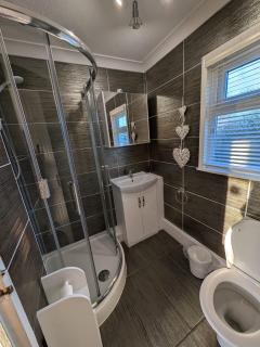 179, Two bed chalet on Sund0wner Holiday Park - Sleeps 4, free WiFi, sorry no pets - entertainment options close by - 5