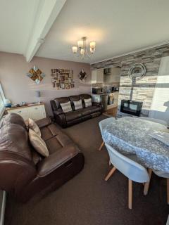 179, Two bed chalet on Sund0wner Holiday Park - Sleeps 4, free WiFi, sorry no pets - entertainment options close by - 1