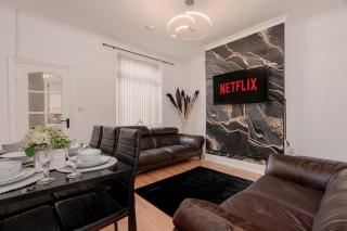 Nelson terrace -4 bedrooms-7 beds- sleeps 8, parking-WiFi-shops-food-M65-hospitals-contractors - 0