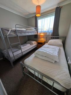 Bermuda Haven 26, Hemsby - Two bed chalet, sleeps 5, bed linen and towels included with onsite entertainment on a pet free site - 8