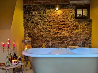 Romantic Country Cottage with log burner, garden patio, outdoor tub and country views- Brecon Beacons National Park - 6