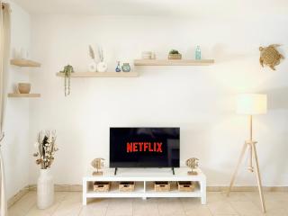 5-Min Walk to Beach - Bright 2-BR Home with Private Garden & Sunset Views - 9