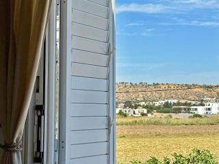 5-Min Walk to Beach - Bright 2-BR Home with Private Garden & Sunset Views - 6