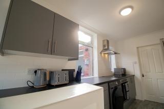 Kingley Court By Greenstay Serviced Accommodation - A Newly Refurbished 2 Bed Flat In Gateshead - Ideal For Contractors - Business Travellers & Relocations - 10 Mins From Newcastle City Centre - Free Parking - Fast Wi-Fi - 2