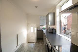 Kingley Court By Greenstay Serviced Accommodation - A Newly Refurbished 2 Bed Flat In Gateshead - Ideal For Contractors - Business Travellers & Relocations - 10 Mins From Newcastle City Centre - Free Parking - Fast Wi-Fi - 1