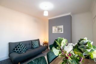 Kingley Court By Greenstay Serviced Accommodation - A Newly Refurbished 2 Bed Flat In Gateshead - Ideal For Contractors - Business Travellers & Relocations - 10 Mins From Newcastle City Centre - Free Parking - Fast Wi-Fi - 5