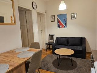 Super Central 2BR FREE Parking - 0