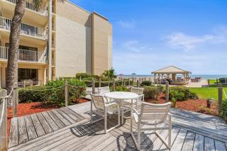 Bright Beach Condo - Ocean Views - Pool - 7