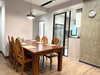 Family Suite -3R2B, Upto8pax, 2 Car Park, Netflix, Nearby The Mines, UPM - 1