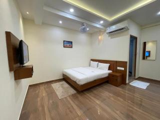 The Marina Deluxe Kozhikode - Premium Spacious AC Rooms - 9