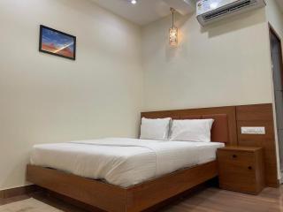 The Marina Deluxe Kozhikode - Premium Spacious AC Rooms - 2