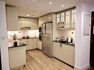 La Buena Vida Holiday Homes - Deluxe, very spacious 5 Bedroom plus maidroom in Best location of JBR, Near to Beach, Marina and Tram station - 8