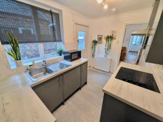 King bed Free parking Walk to c-centre & Hospital - 4