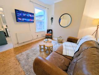 King bed Free parking Walk to c-centre & Hospital - 9