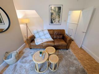 King bed Free parking Walk to c-centre & Hospital - 8