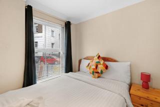 Couple-Girls Room in The HEART of TowerHill - 7