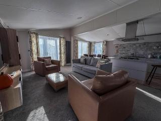 Stunning Lodge With Decking Nearby Hunstanton Beach, Sleeps 6 Ref 23215K - 2