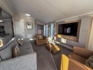 Stunning Lodge With Decking Nearby Hunstanton Beach, Sleeps 6 Ref 23215K - 1