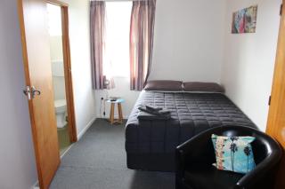 Three Furlongs Bar-Grill-Hotel - 4