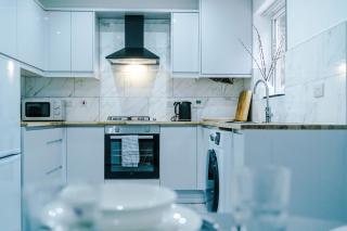 NEW! Detached House, Driveway, Perfect for Contractors - 4