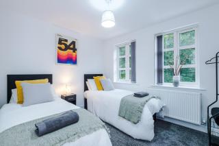 NEW! Detached House, Driveway, Perfect for Contractors - 2