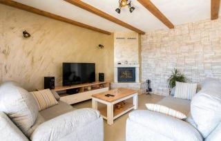 Gorgeous Home In Linardici - 1