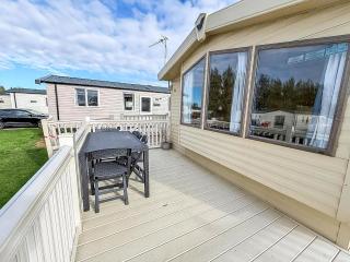 Caravan With Decking Within Walking Distance To Hunstanton Beach Ref 23054S - 1